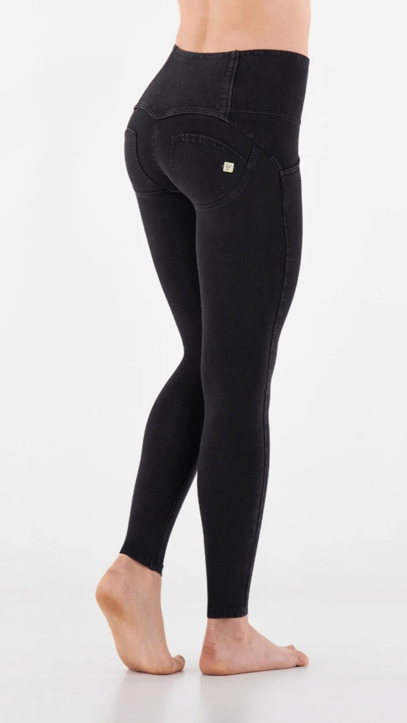 AMAZING FREDDYS 3 BUTTON BLACK HIGH RISE DENIM .